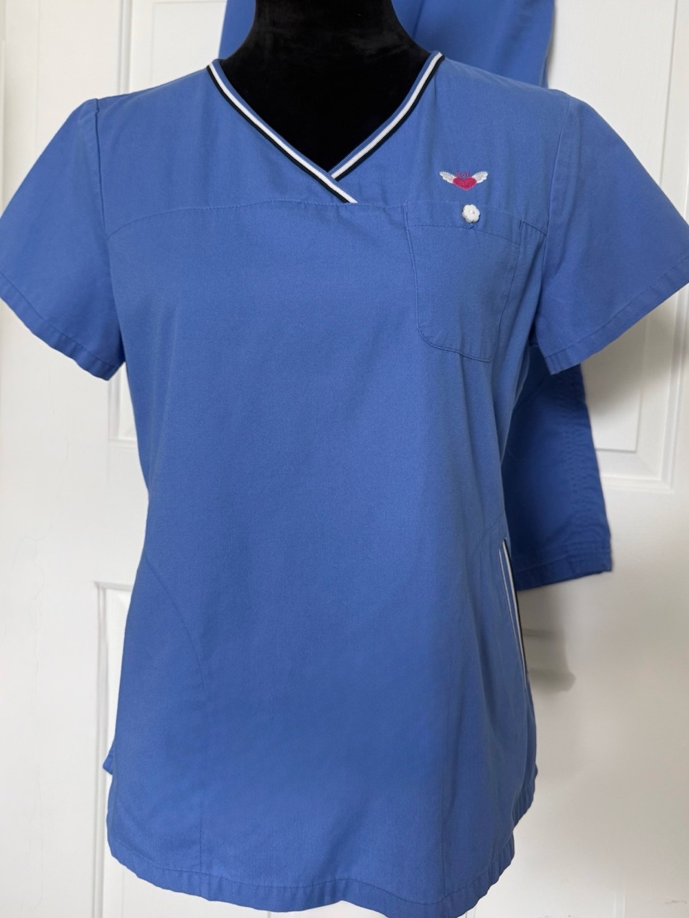 Koi Scrub set MEDIUM. Women's Blue Scrub Top and matching Scrub Pant.